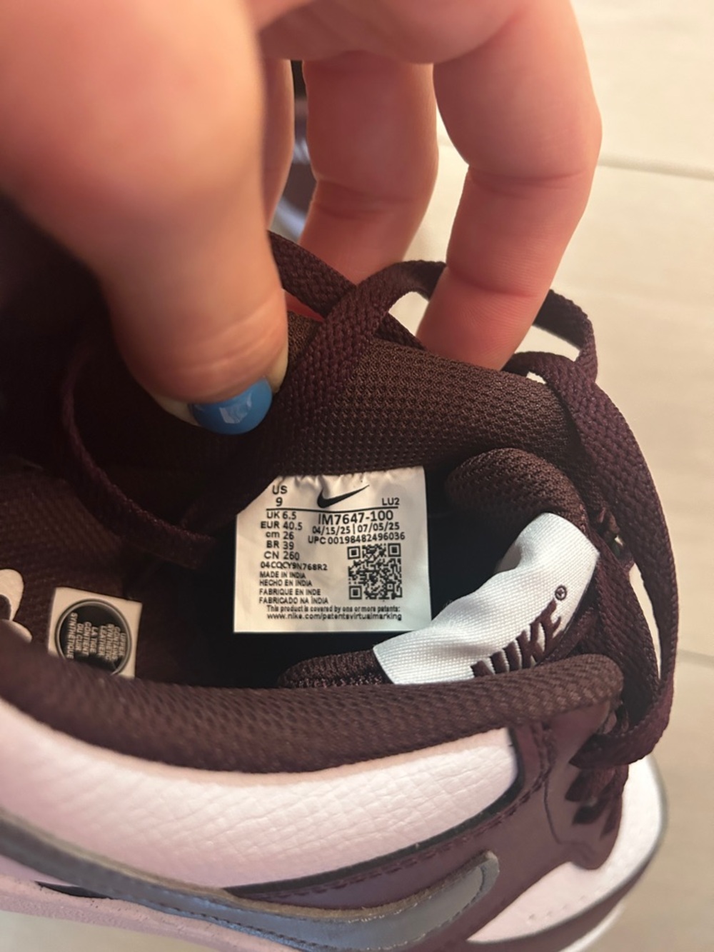 Nike Low-Top Sneakers in maroon, White and Metallic Swoosh - Picture 4 of 4